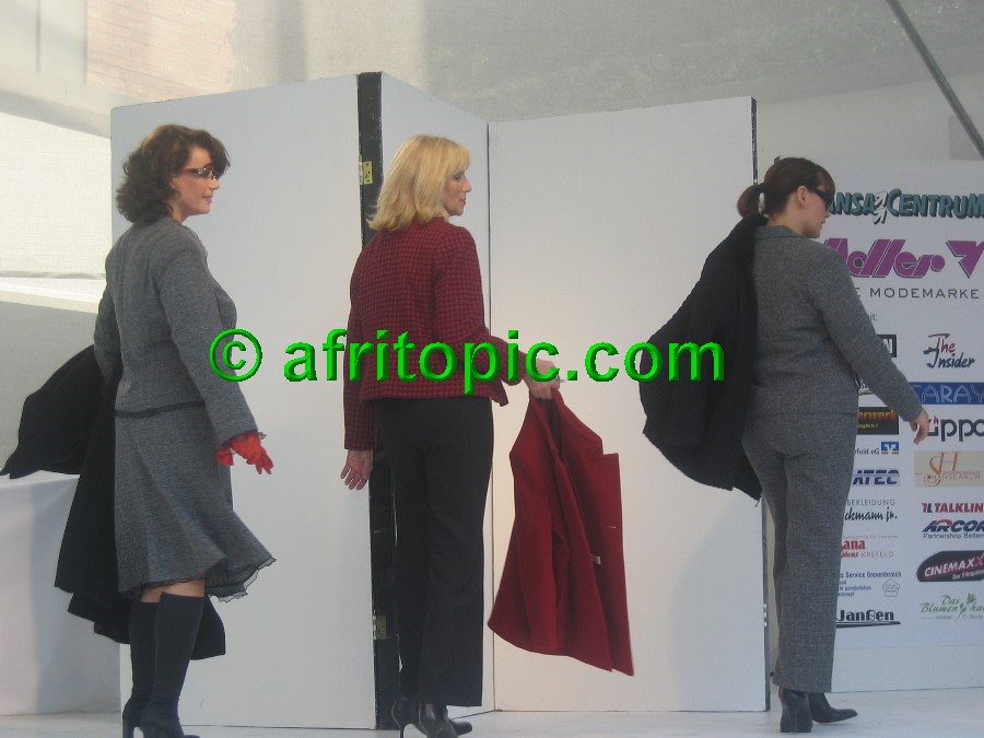 ../Images/Krefeld-Strssenmodenschau-2005 450.jpg